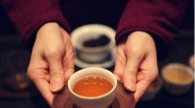 倒茶的礼仪和注意事项，行政单位倒茶礼仪有哪些？有哪些注意点？图1